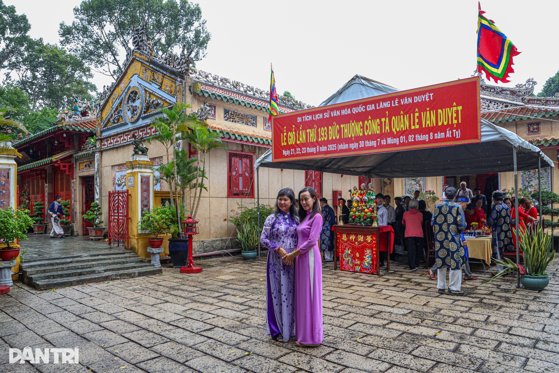 Người dân TPHCM đội mưa dâng hương Lễ giỗ Đức tả quân Lê Văn Duyệt - 11 Người dân TPHCM đội mưa dâng hương Lễ giỗ Đức tả quân Lê Văn Duyệt - 11
