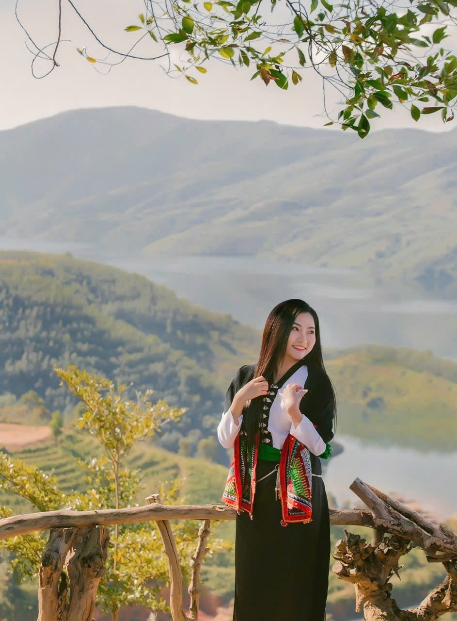 นักร้อง Tran Thu Huong ร้องเพลงสรรเสริญความงามของที่ราบสูงทางตะวันตกเฉียงเหนือ - 2 Ca sĩ Trần Thu Hường hát ca ngợi vẻ đẹp vùng cao Tây Bắc - 2