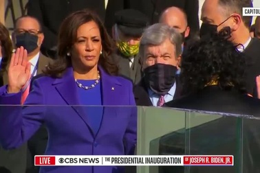 Phó tổng thống Kamala Harris tuyên thệ nhậm chức