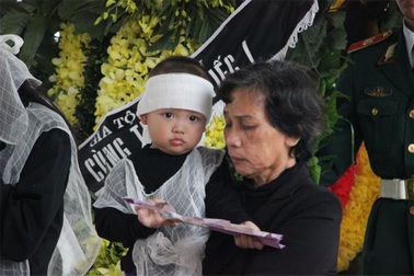 Xúc động lễ tang Thiếu tá phi công hi sinh ở Anh