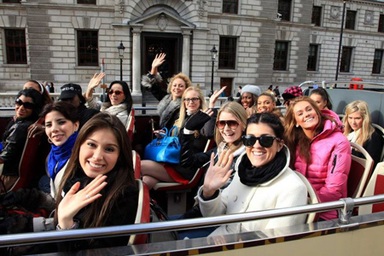 Thí sinh Hoa hậu thế giới ngắm London bằng xe bus