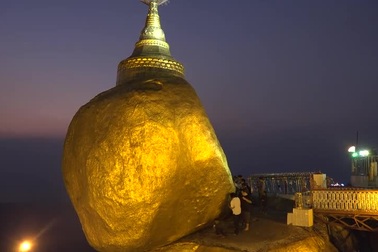 Chùa Đá Vàng nằm chênh vênh trên tảng đá suốt nghìn năm