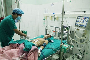 Đèn pin Trung quốc phát nổ, nam thanh niên thủng bụng, mất ngón tay