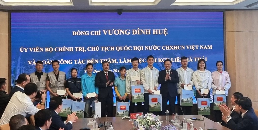 ctqh tặng quà cho nld.jpg ctqh tặng quà cho nld.jpg