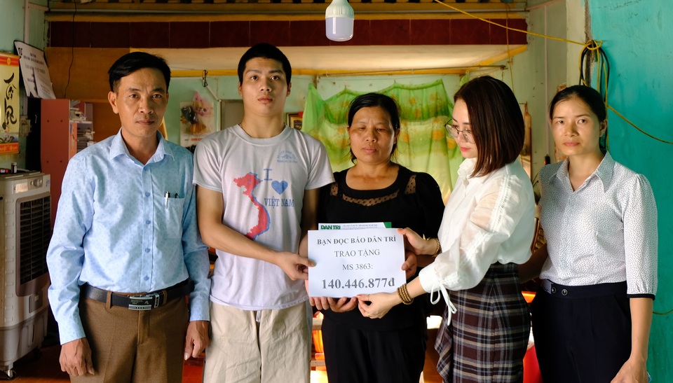 Người mẹ nghèo không có tiền cứu con được bạn đọc giúp đỡ 340 triệu đồng - 2 Người mẹ nghèo không có tiền cứu con được bạn đọc giúp đỡ 340 triệu đồng - 2