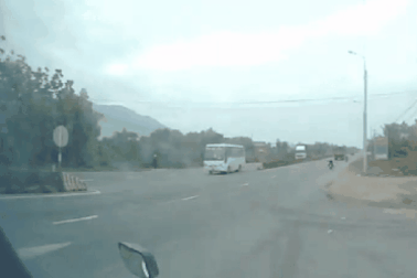 Khoảnh khắc xe khách bị 2 ô tô tông khiến 13 người gặp nạn