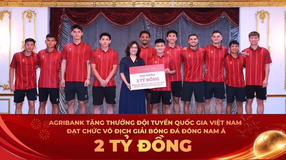 Agribank trao thưởng 2 tỷ đồng chúc mừng Đội tuyển Việt Nam - 1