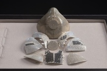 Khẩu trang Covid-19 nạm kim cương, giá 1,5 triệu USD