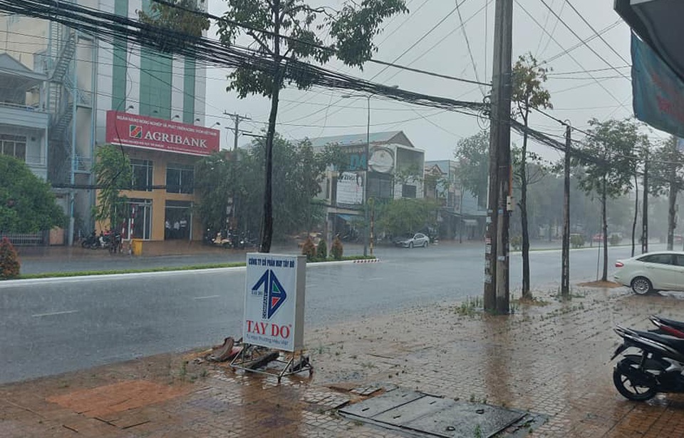 “Mưa vàng” giải nhiệt khắp Miền Tây sau bao ngày nắng hạn - 1 “Mưa vàng” giải nhiệt khắp Miền Tây sau bao ngày nắng hạn - 1