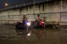 Hầm chui 75 tỷ đồng ở cửa ngõ TPHCM ngập lênh láng sau trận mưa nhỏ