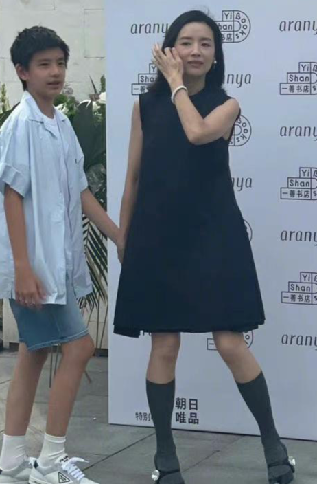 Chúc Anh Đài Đổng Khiết khoe con trai điển trai, tuấn tú - 2