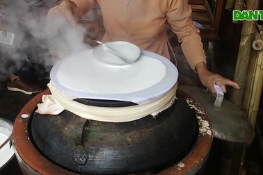 Các nghệ nhân trình diễn nấu mì quảng tại lễ hội