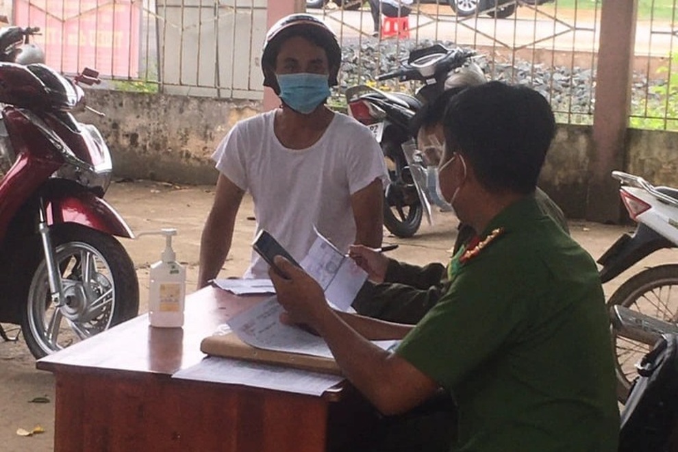 Né truy vết, người phụ nữ bị phạt 7,5 triệu đồng - 2 Né truy vết, người phụ nữ bị phạt 7,5 triệu đồng - 2