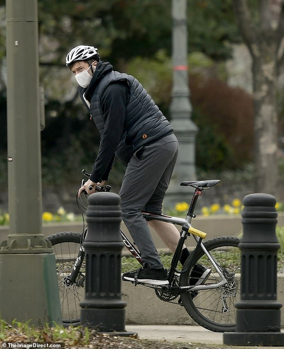 Người sói Hugh Jackman đeo khẩu trang ra phố - 2 Người sói Hugh Jackman đeo khẩu trang ra phố - 2