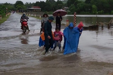 Nhiều cầu tràn ngập, nước chảy xiết gây hiểm cho người tham gia giao thông