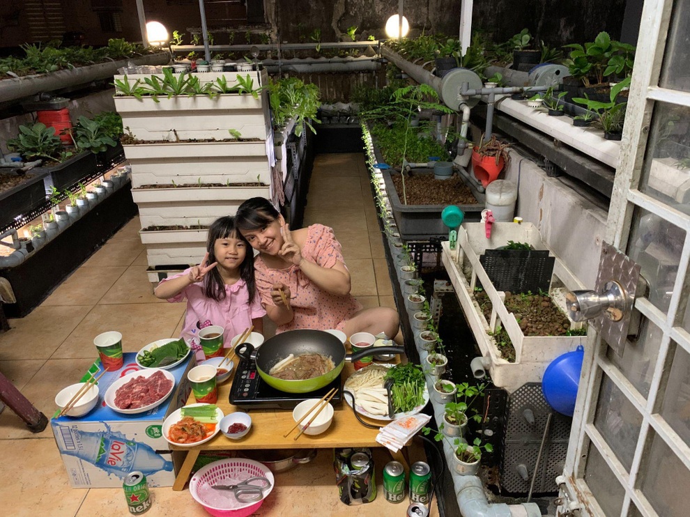 Người đàn ông trồng rau, nuôi cá trên nóc nhà tặng mẹ và con thơ - 14 Người đàn ông trồng rau, nuôi cá trên nóc nhà tặng mẹ và con thơ - 14