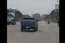 Xe bán tải lạng lách trên đường rồi tự gây tai nạn