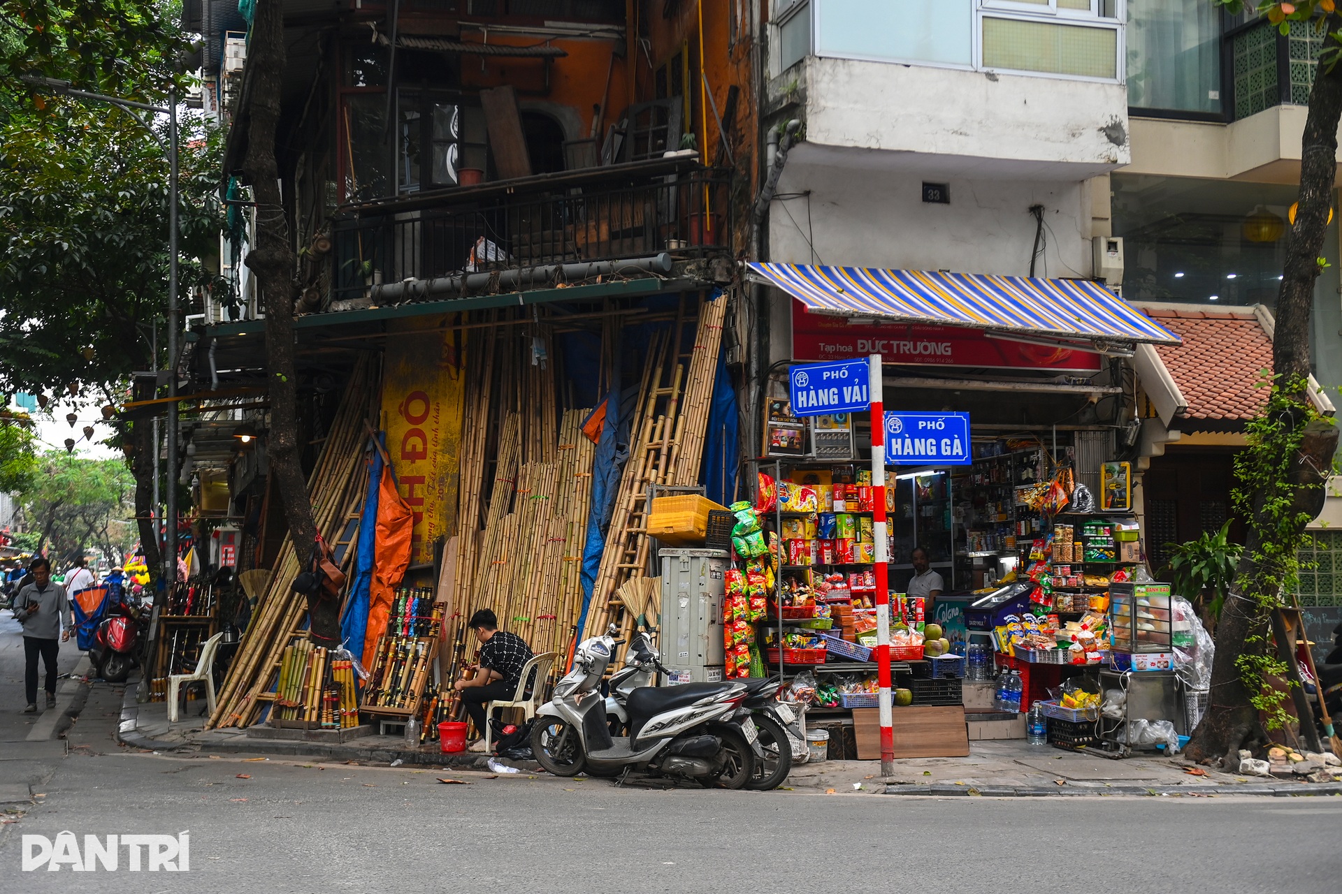Vỉa hè 3 phường kiểu mẫu của Hà Nội thông thoáng sau 10 ngày dọn dẹp - 14 Vỉa hè 3 phường kiểu mẫu của Hà Nội thông thoáng sau 10 ngày dọn dẹp - 14