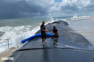 Làm đê mềm chắn sóng bảo vệ vùng bờ biển bị sạt lở nặng