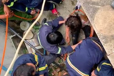 Cứu sống một phụ nữ rơi xuống giếng sâu 25 m