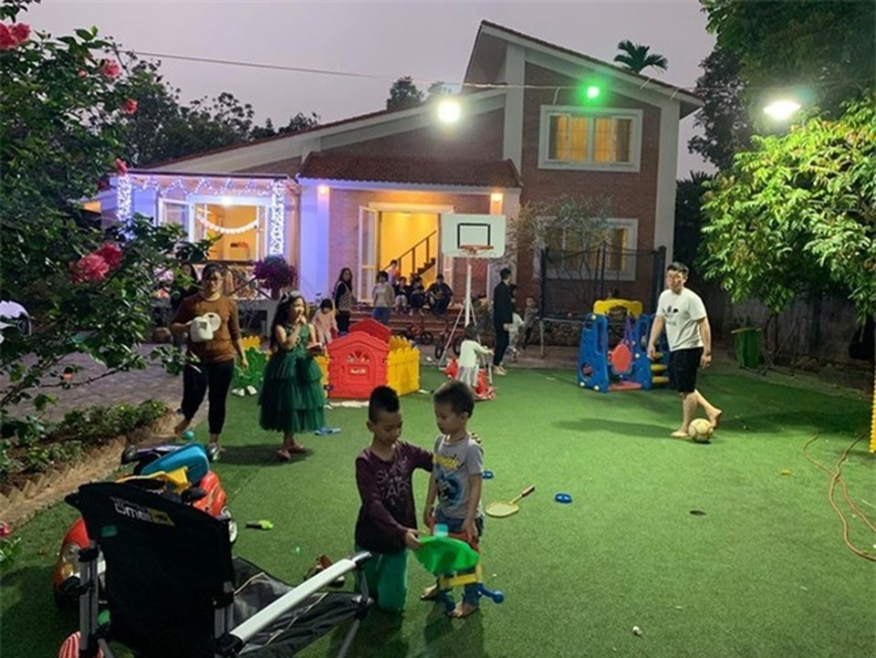 Chiêm ngưỡng nhà vườn bạc tỷ rau trái xum xuê, hoa nở bốn mùa của sao Việt - 13 Chiêm ngưỡng nhà vườn bạc tỷ rau trái xum xuê, hoa nở bốn mùa của sao Việt - 13