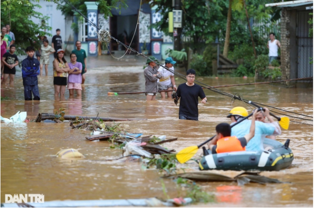 Người dân TPHCM tập kết áo phao, lương khô đi bay ra Bắc cứu trợ vùng lũ - 3 Người dân TPHCM tập kết áo phao, lương khô đi bay ra Bắc cứu trợ vùng lũ - 3