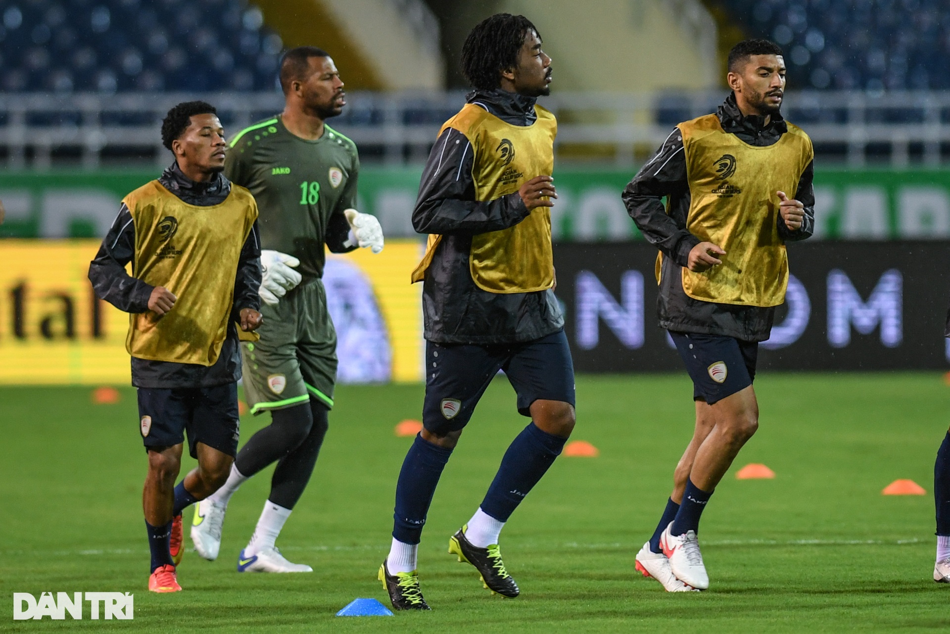 Cầu thủ Oman phô diễn kỹ thuật trong buổi luyện công dưới mưa tại Mỹ Đình - 2