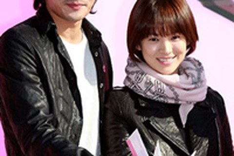 Song Hye Kyo “sánh đôi” cùng Jang Dong Gun