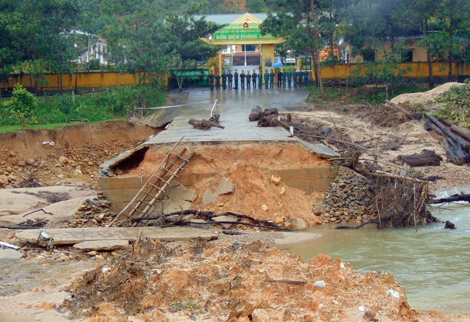 Phó Thủ tướng Trương Hòa Bình kiểm tra việc khắc phục hậu quả lũ lụt - 2 Phó Thủ tướng Trương Hòa Bình kiểm tra việc khắc phục hậu quả lũ lụt - 2