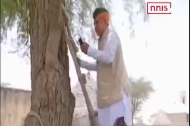 Bộ trưởng Ấn Độ phải leo cây để gọi điện thoại