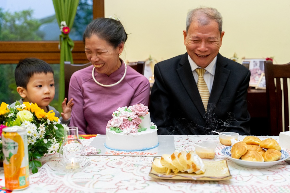 Bí mật tổ chức đám cưới cho bố mẹ và chuyện tình 45 năm chung một chiến hào - 1 Bí mật tổ chức đám cưới cho bố mẹ và chuyện tình 45 năm chung một chiến hào - 1