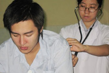 Ca sĩ Hoàng Hải phải đi cấp cứu