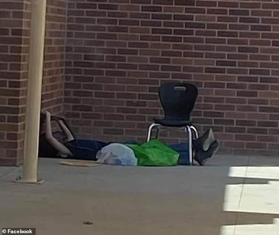 Không có Internet để học trực tuyến, sự nỗ lực của cậu bé này gây xúc động… - 1 Không có Internet để học trực tuyến, sự nỗ lực của cậu bé này gây xúc động… - 1