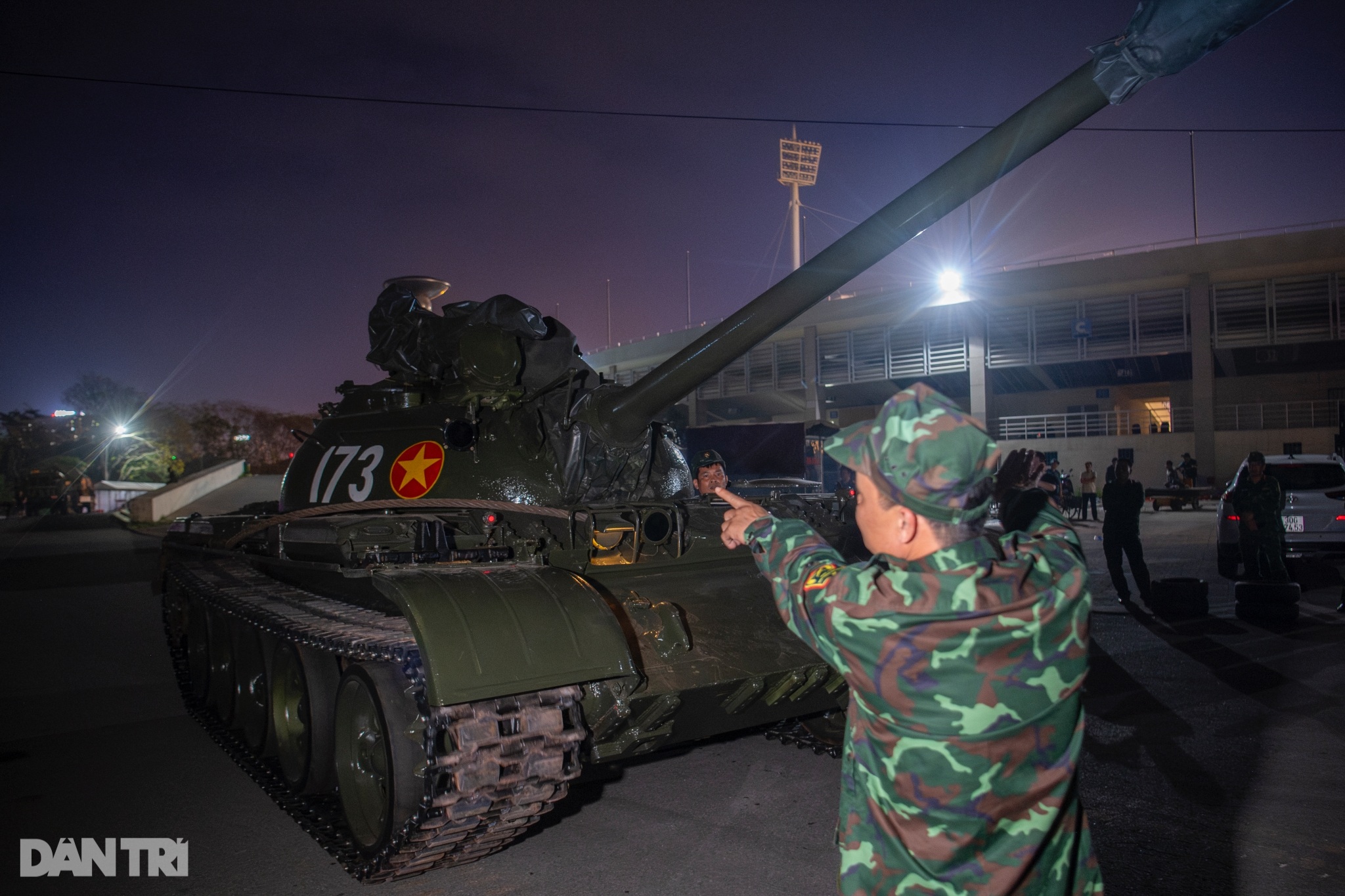 Hình ảnh 2 xe tăng T-54 huyền thoại xuất hiện giữa đêm tại SVĐ Mỹ Đình - 12
