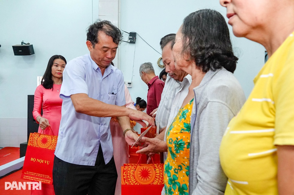 Thứ trưởng Bộ Nội vụ thăm và tặng quà người có công tại Cần Thơ - 5 Thứ trưởng Bộ Nội vụ thăm và tặng quà người có công tại Cần Thơ - 5