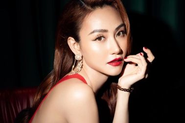 Ngân Khánh tái xuất quyến rũ táo bạo sau 4 năm đi du học