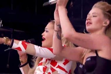 Rita Ora sôi động với “Black Widow”