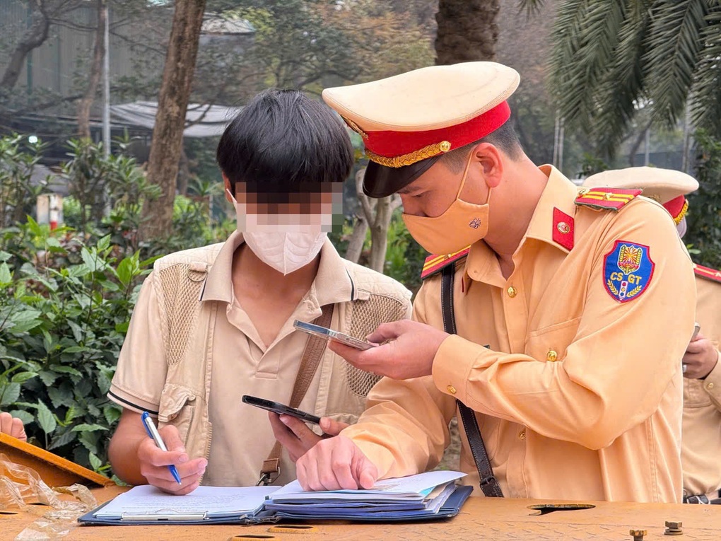 Đu bám ô tô giữa ngã tư để bán hàng, nhiều người bị CSGT Hà Nội xử phạt - 3 Đu bám ô tô giữa ngã tư để bán hàng, nhiều người bị CSGT Hà Nội xử phạt - 3