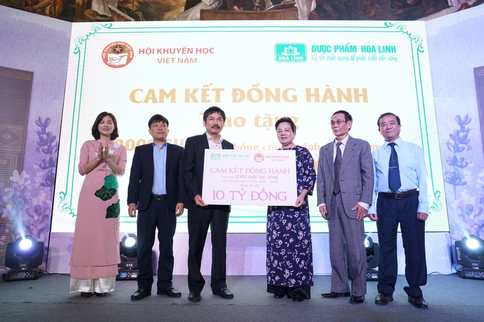 Hành trình thắp sáng niềm tin, đồng hành cùng các nữ thầy thuốc tương lai - 2 Hành trình thắp sáng niềm tin, đồng hành cùng các nữ thầy thuốc tương lai - 2
