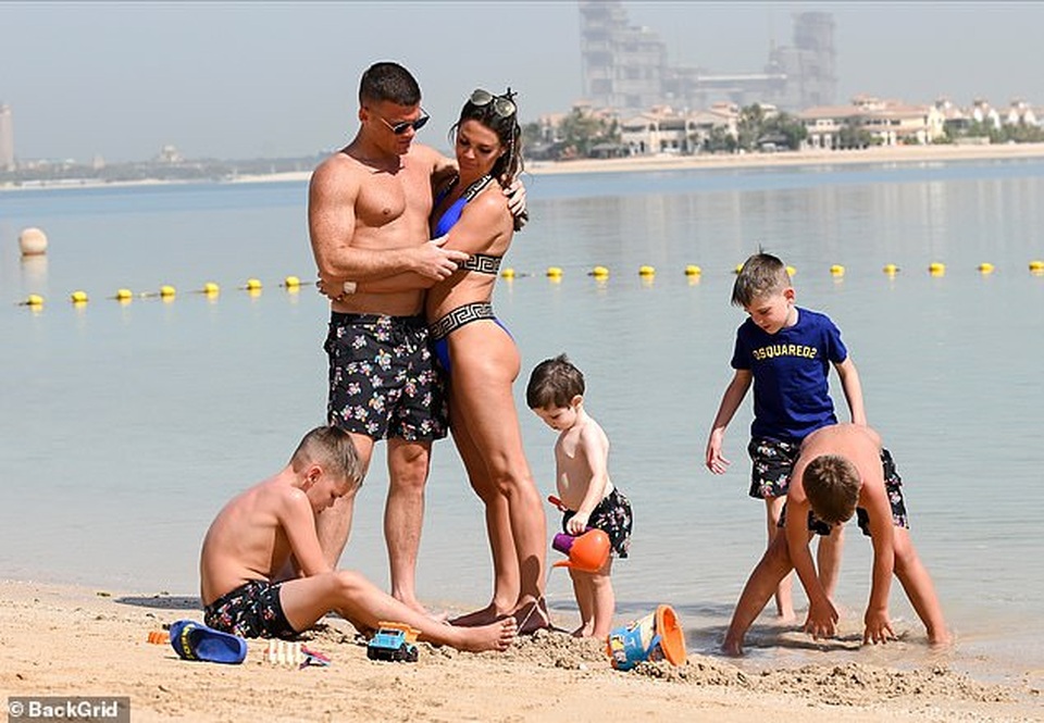 Danielle Lloyd quyến rũ hơn sau khi phẫu thuật thẩm mỹ - 5 Danielle Lloyd quyến rũ hơn sau khi phẫu thuật thẩm mỹ - 5