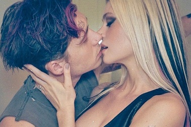 Loạt ảnh tình tứ của Brooklyn Beckham và con gái tỷ phú