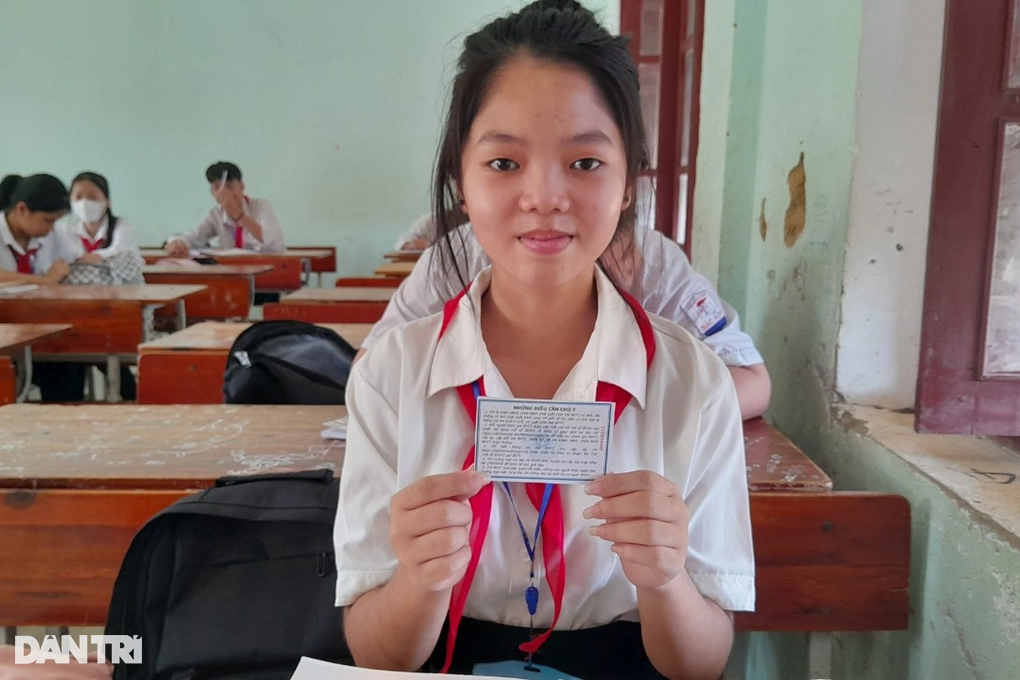 Được tặng thẻ BHYT, em có thêm tiền để mua sách vở - 1 Được tặng thẻ BHYT, em có thêm tiền để mua sách vở - 1