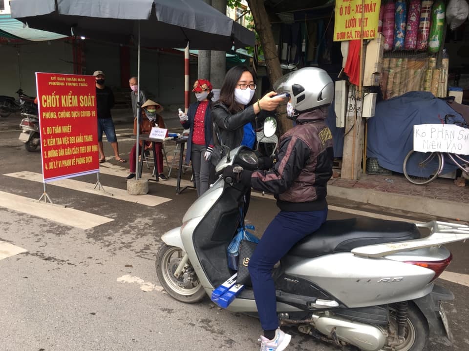 Cách ly xã hội một phường sau ghi nhận 6 ca nhiễm SARS-CoV-2 - 1