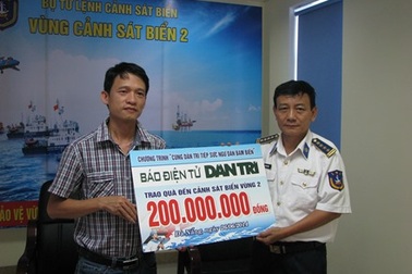Báo Dân trí trao 200 triệu đồng đến Cảnh sát biển vùng 2 