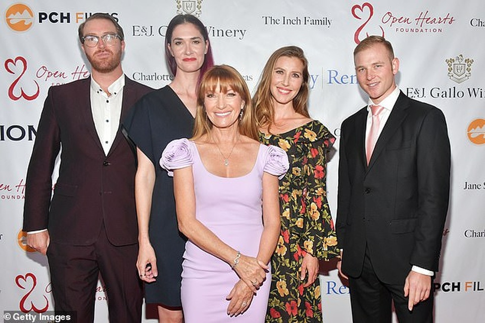 Bị phá sản, bị phản bội, nhưng mỹ nhân không tuổi vẫn luôn vui sống - 3 Bị phá sản, bị phản bội, nhưng mỹ nhân không tuổi vẫn luôn vui sống - 3