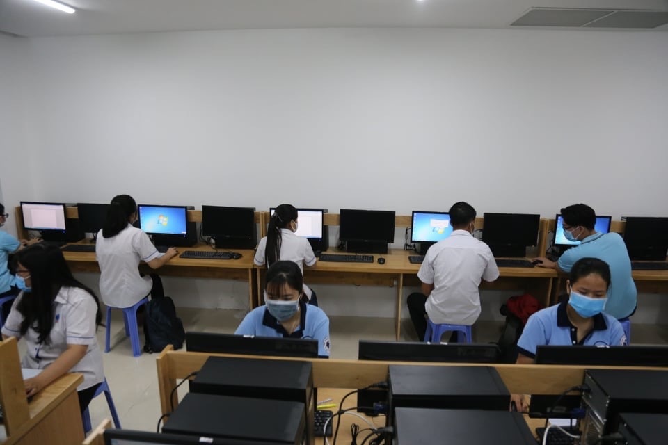 Sinh viên nhiều trường ở TPHCM tấp nập quay trở lại giảng đường - 5 Sinh viên nhiều trường ở TPHCM tấp nập quay trở lại giảng đường - 5