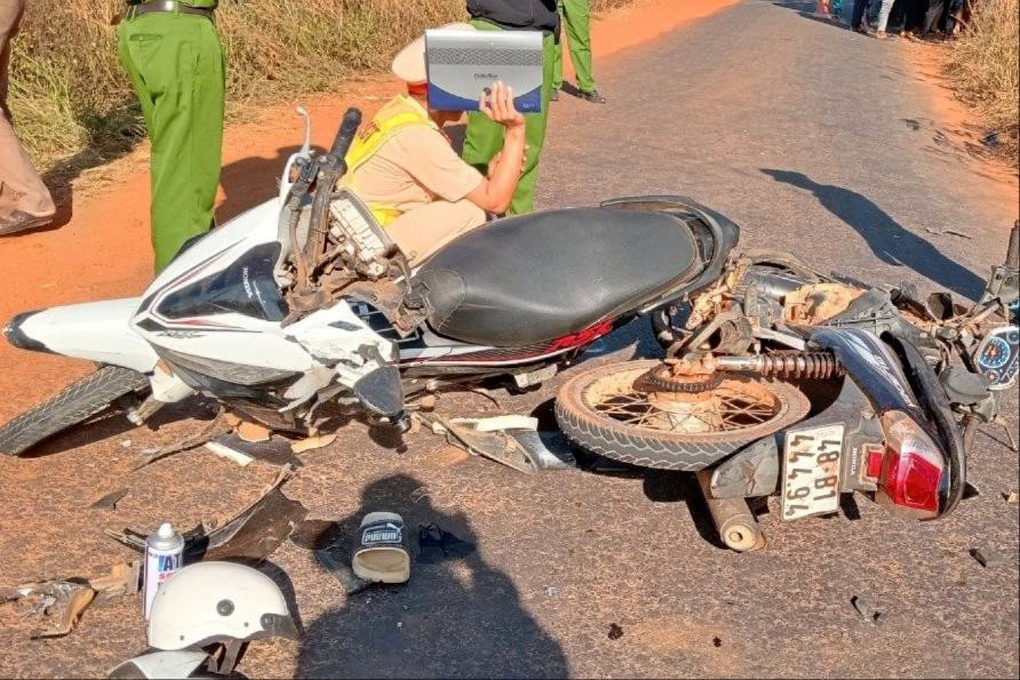 2 xe máy va chạm, 3 người thương vong - 1 2 xe máy va chạm, 3 người thương vong - 1