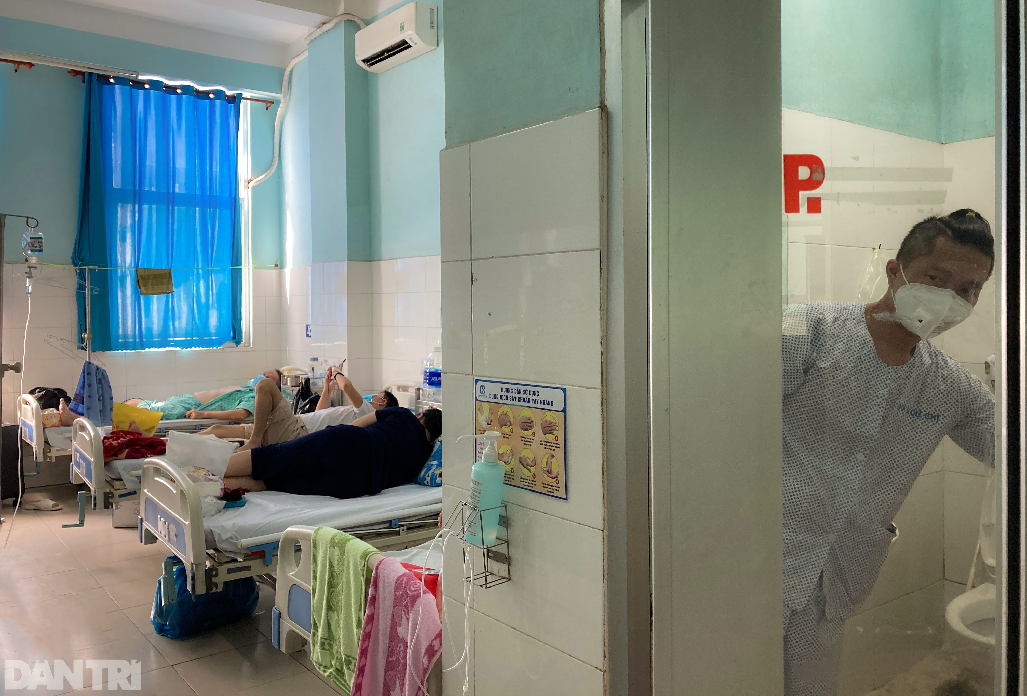 Chàng trai F0 xin làm lao công, gội đầu cho cả khoa điều trị Covid-19 - 4 Chàng trai F0 xin làm lao công, gội đầu cho cả khoa điều trị Covid-19 - 4