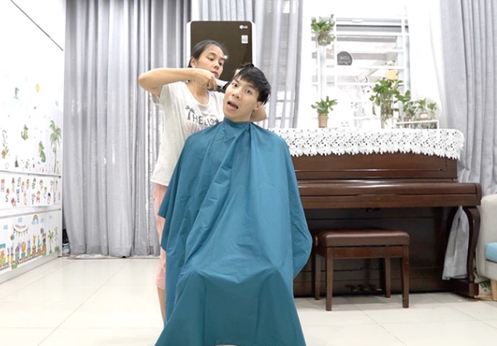 Ảnh ấn tượng những tiệm tóc 0 đồng chẳng lo đóng cửa của sao Việt - 5 Ảnh ấn tượng những tiệm tóc 0 đồng chẳng lo đóng cửa của sao Việt - 5