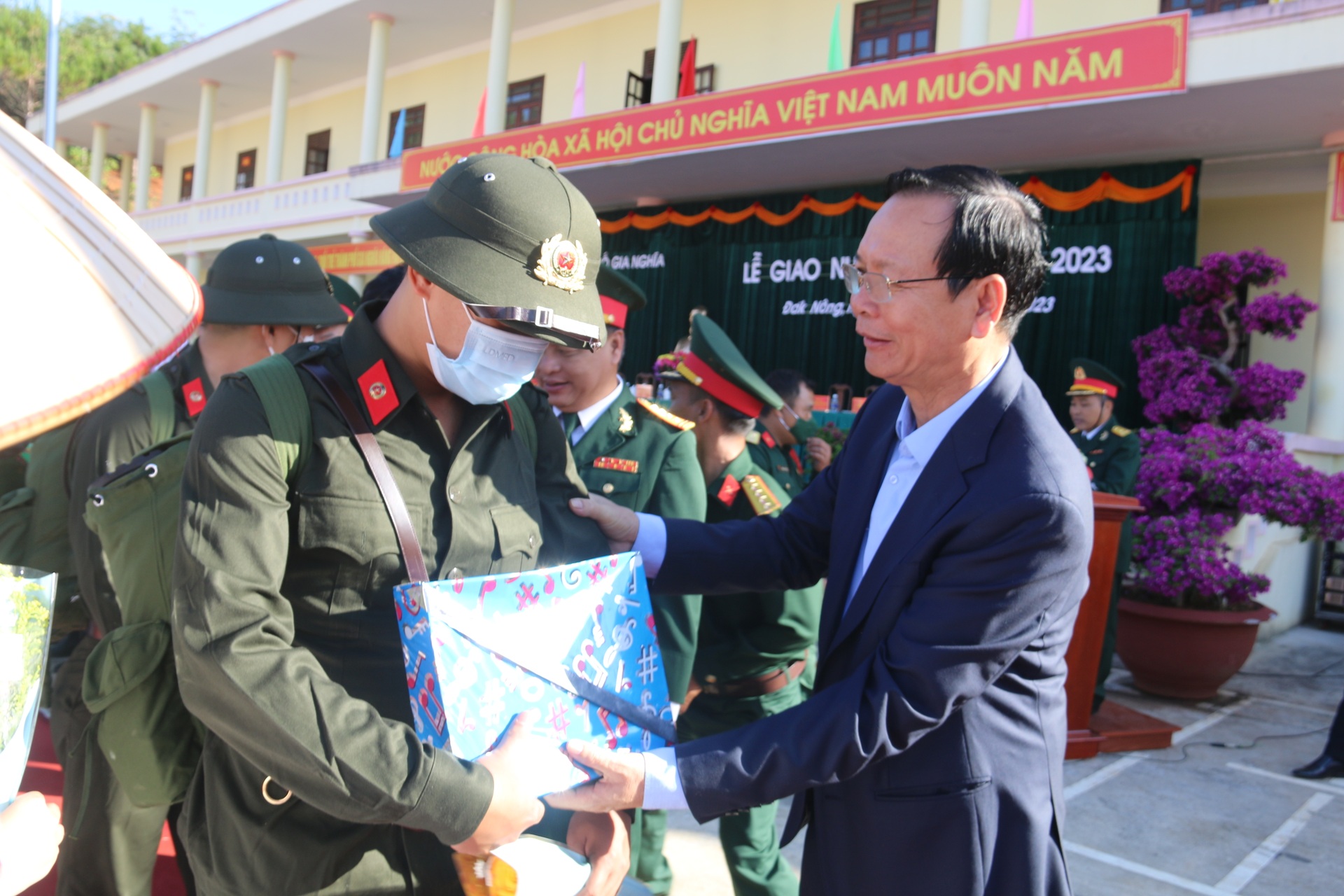 Người nhà chạy theo xe, muốn đưa tân binh đến tận nơi đóng quân - 7